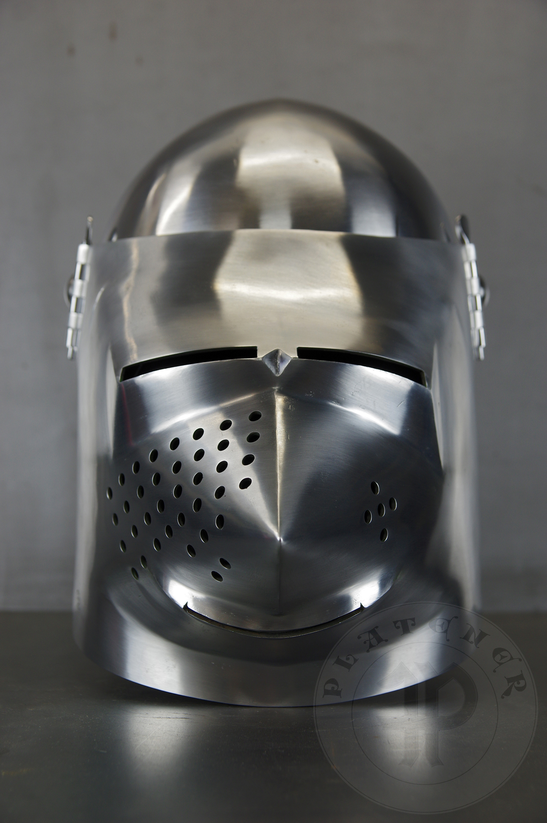 Helmet inspired by the Lyle bascinet from Royal Armouries in Leeds, formerly part of Churburg armoury. Material: 2 mm steel with 0,3 % carbon. Heat treatment: hardened and tempered up to 34 HRC. Weight 4,220 kg / Przybica starszego typu tzw. psi pysk wzorowana na oryginale z Royal Armouries w Leeds, poprzednio cz zbrojowni w Churburgu. Materia: stal 2 mm o zawartoci wgla 0,3%. Hartowany i odpuszczany do 34 HRC. Waga 4,220 kg.